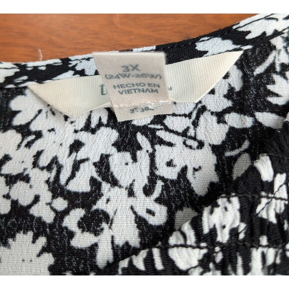 Terra & Sky Top Women’s 3X. 24-26 Plus Black White Floral Short Sleeves,Smocking - Picture 6 of 7